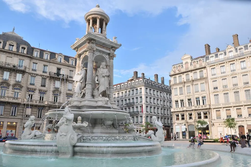 Mercure Lyon Centre Beaux-Arts 4*,